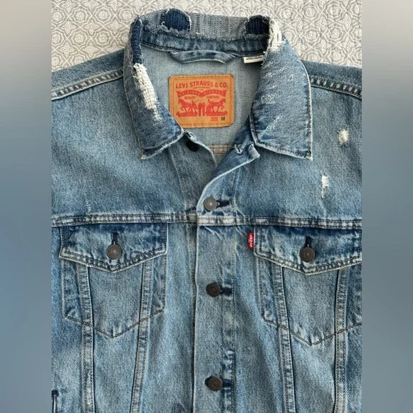 Levi's Men’s Denim Trucker Jacket Medium Wash Distressed Size M - Picture 3 of 10